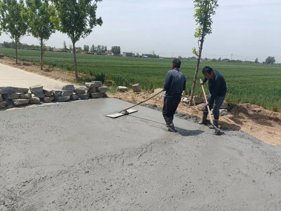 郓城某村修缮农田生产路，打通农业生产“最后一公里”